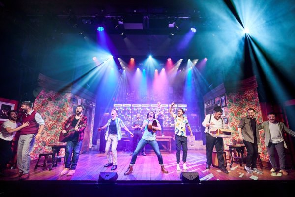 专业股票配资论坛 在“酒吧”里听音乐剧,伦敦西区音乐剧《男声小酒馆》中国首演9月登陆上海